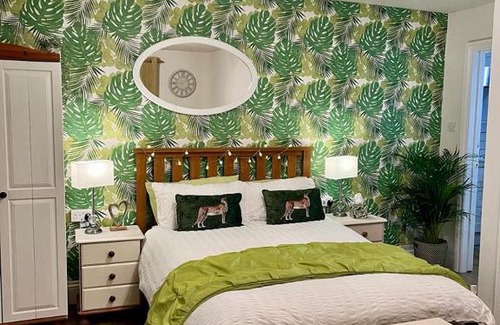 Redmile Bed & Breakfast | The Paddock at Peacock Farm near Belvoir Castle