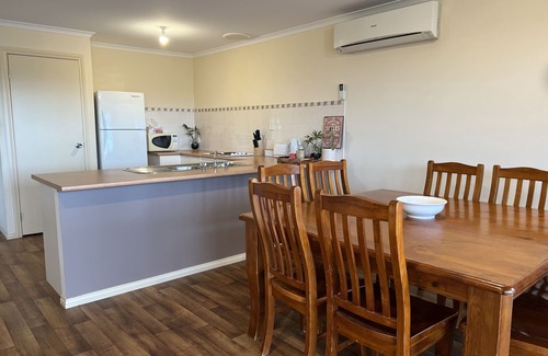 Bookpurnong House | The Palms - Loxton Accommodation, South Australian4 bedroom 2 bathroom home.