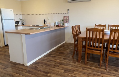 Bookpurnong House | The Palms - Loxton Accommodation, South Australian4 bedroom 2 bathroom home.
