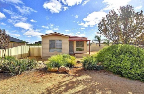 Bookpurnong House | The Palms - Loxton Accommodation, South Australian4 bedroom 2 bathroom home.
