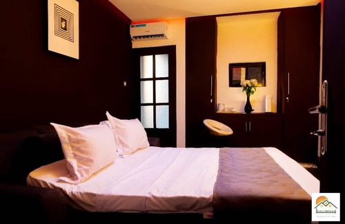 Yaounde Apartment | The Pandora: Secure and stylish studio with sofa bed, WiFi, smart TV and tub