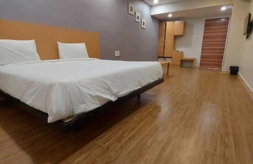 Surat Hotel | THE PARK VIEW ROOMS