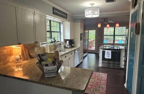 Laurel House | The Parker House – 3BR Southern Gem Filled with Hometown Charm