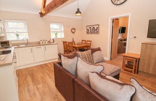 Wimbolds Trafford Cottage | THE PARLOUR, family friendly, character holiday cottage in Chester