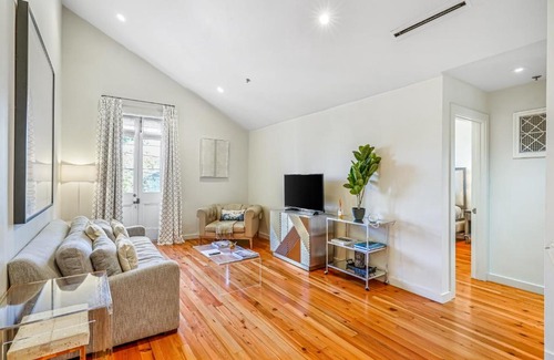 Irish Channel Hotel | The Pearl