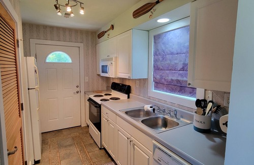 Columbia Cottage | The Pelican Cottage on The Albemarle Sound with waterviews in nearly every room