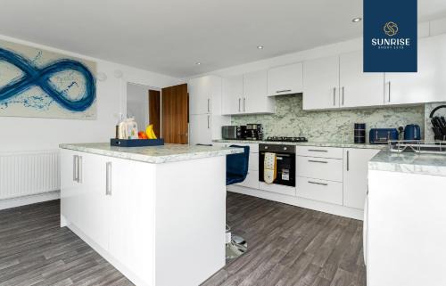 Dundee Apartment | THE PENTHOUSE, Spacious, Stunning Views, Foosball Table, 3 Large Rooms, Central Location, River Front, 1 Min From Tay Bridge, V&A, Train Station, City Centre, Lift Access, Free Parking & WiFi, INVOICE and REDUCED PRICE only via SUNRISE SHORT LETS Dundee
