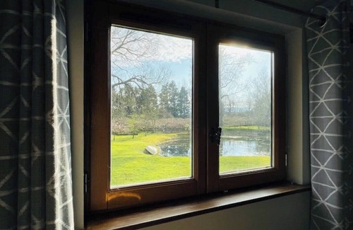 Ringmer House | The perfect getaway. Set in stunning gardens overlooking a beautiful lake