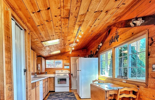 Shelton Cabin | The perfect place for a private romantic get away. Pet friendly too!