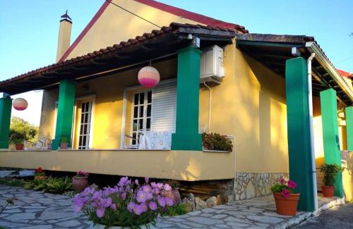 Perivolion House | The Pergola Cottage.Feel the local vibes!