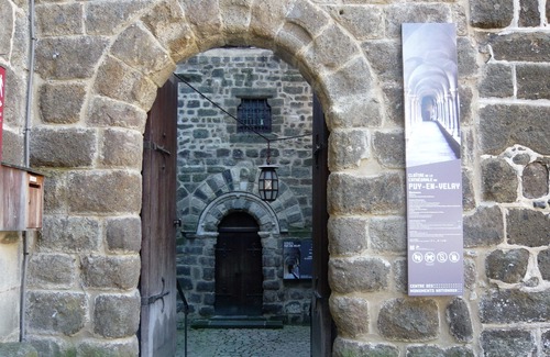 Aiguihe Apartment | The Petit Séguret at the foot of the Rocher d'Aiguilhe