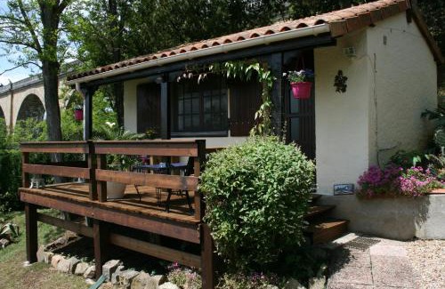 L'Isle-Jourdain Ski Chalet | The Petite Chalet Chambre d'hôtes