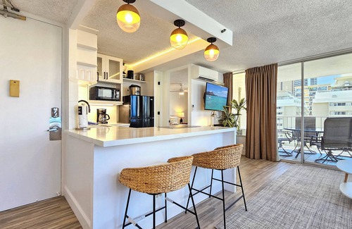 Honolulu Apartment | The Pineapple Place, A gorgeous 9th floor Waikiki Apartment + Pool & Spa