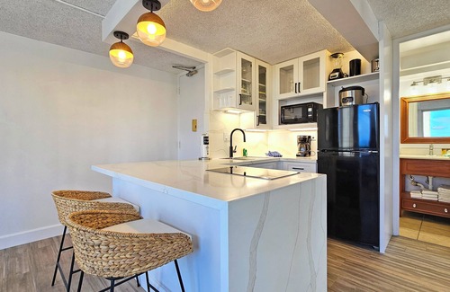 Honolulu Apartment | The Pineapple Place, A gorgeous 9th floor Waikiki Apartment + Pool & Spa