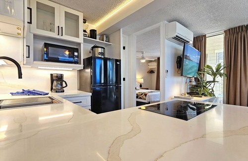 Honolulu Apartment | The Pineapple Place, A gorgeous 9th floor Waikiki Apartment + Pool & Spa