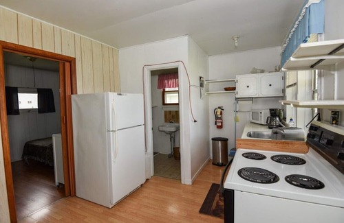 Leeds and the Thousand Islands Resort | The Pines Housekeeping Cottage - Gananoque - Cottage 2