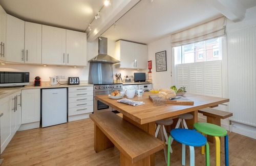 Aldeburgh Cottage | The Pink House, Aldeburgh - sleeps 10 guests in 5 bedrooms