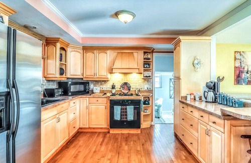 Green Hill House | The Place Between The Lakes/4 BDR, 4 Beds. Non-Smoking Property Inside & Out.