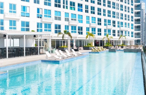 Calidonia Apartment | The Point – Stylish 2-BR w/Pool, Gym , Private Balcony & Free Parking