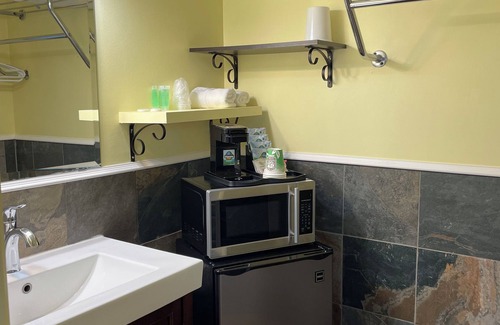 Regional District of Nanaimo Hotel | The Port-O-Call Inn & Suites