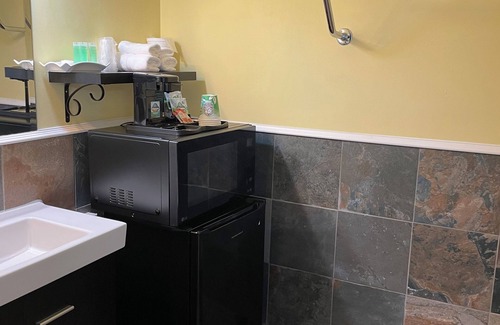 Regional District of Nanaimo Hotel | The Port-O-Call Inn & Suites