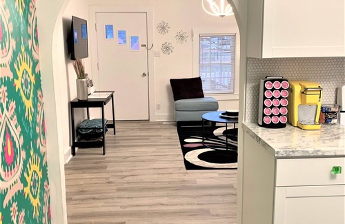 Livingston House | The Posh- Downtown by the square & park