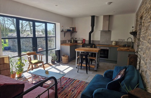 West Pennard Cottage | The Potting Shed - Dog Friendly Cottage with Fields to Roam near Glastonbury