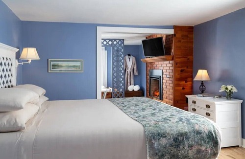 Sparta Bed & Breakfast | The Presidential Suite on second floor quiet peaceful Driftless Region