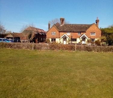 Barns Green Hotel | The Punchbowl inn Okewoodhill