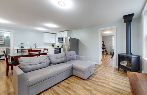 Retsil House | The Quacker Jack | Cozy house in Port Orchard with Gas Fireplace - dog-friendly
