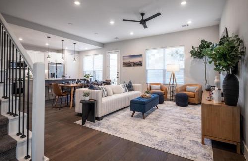 College Station House | The Quad 4 Modern Suites Private Yard Grill 2 Miles to Kyle Field