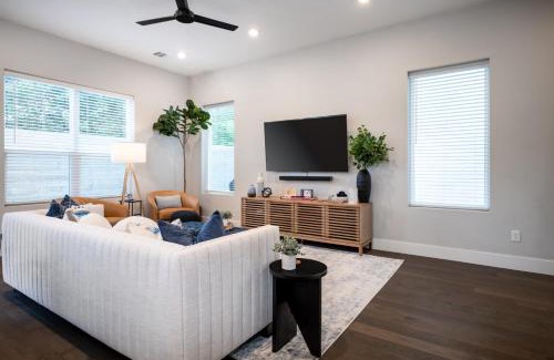 College Station House | The Quad 4 Modern Suites Private Yard Grill 2 Miles to Kyle Field