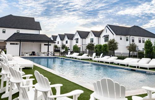 College Station House | The Quad 4 Modern Suites Private Yard Grill 2 Miles to Kyle Field