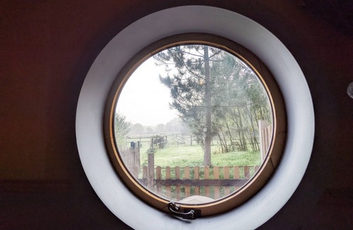 Billingshurst Cabin | The Quail Cabin - sleeps 2 guests in 1 bedroom