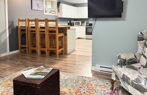 Golden Condo | The Quartz Base - Mint Suite