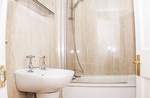 Brighton City Centre Hotel | The Queensbury Hotel