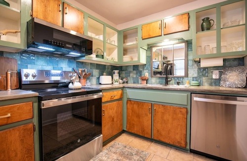 Oxford House | The Raney - Cozy Duplex Mins from Square & Campus!