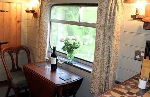 Flaxley Cottage | THE RED BUS!, pet friendly, with hot tub in Newnham-On-Severn