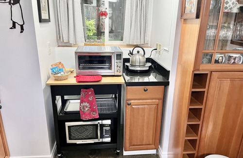 Gig Harbor Apartment | "The Red Door" 1 mile from downtown. 1 bedroom. Own entrance. Full Bath/Kitchen