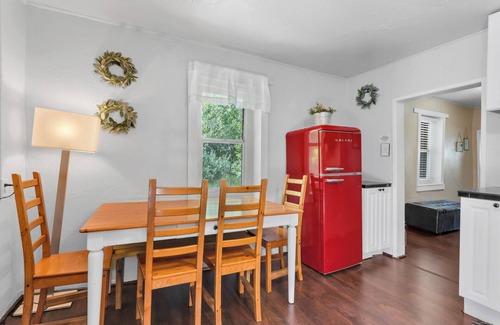 Williams House | The Red Door Wanderer’s Nest - A Historical 1920's Downtown Gem - Pet Friendly