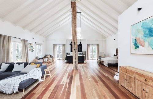 Main Ridge House | The Red Hill Barn is a boutique accommodation nestled within the gum trees.