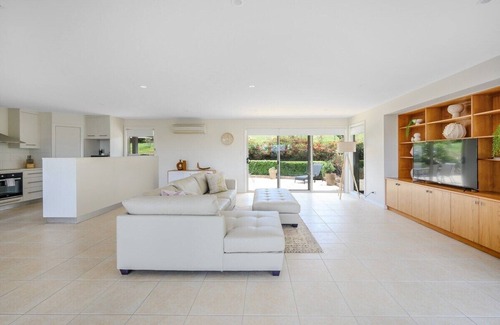 Kingston House | "The Rest Retreat" 3 Bed, 2 Bath - 15 mins to CBD