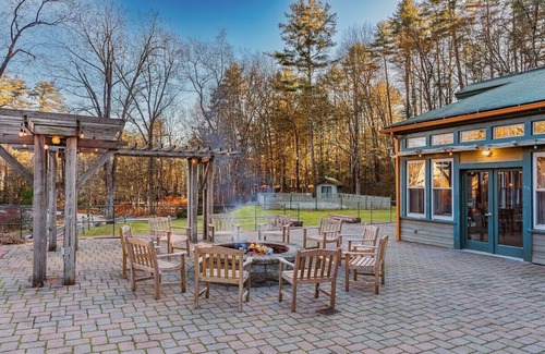 Layton House | The retreat at Poconos Mansion | 50 guests | private