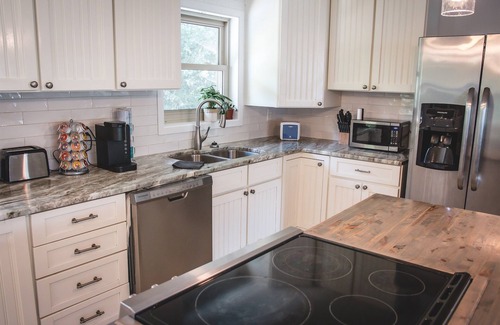 Hickory House | The Retreat with Private Pool and Hot Tub!