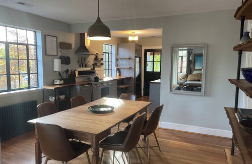 Bellevue Apartment | The Richmond Rest.Sunny, open floor plan with parking and pet friendly.