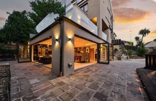 Belvedere Villa | The Ridge London - Luxury Designer Villa with hot tub and sauna, Bexley borough of London