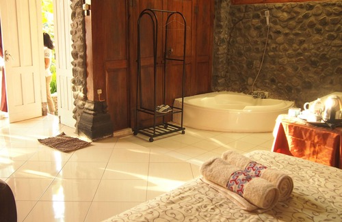Candi Binangun Hotel | The Riverside Javanese Cottages