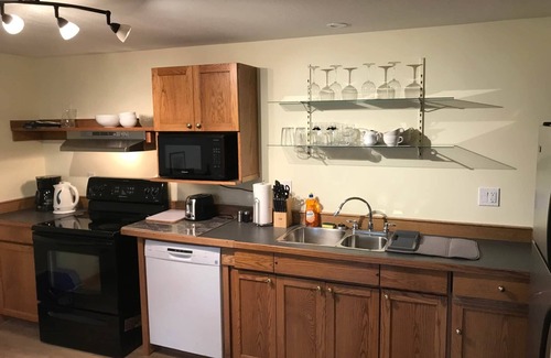 Quesnel House | The Riverwalk House, WALK DOWN Suite