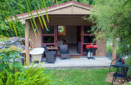 Takaka Hotel | The Rocks Chalets