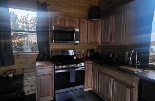 Apple Valley Cabin | The Rocky Mountain Mountain Cabin: Charming 2-bedroom cabin in Apple Valley